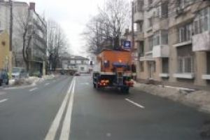 Polei in Constanta. Noua sararite au inceput sa imprastie material antiderapant pe strazile din municipiu