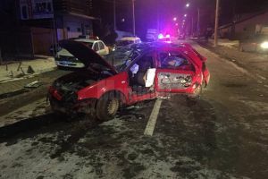 Șofer încarcerat, după ce a intrat cu maşina într-un stâlp