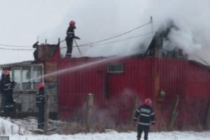 CLUJ: Incendiu la o casă de vacanţă din Bonţida. Proprietarii au reuşit să iasă la timp din imobil VIDEO