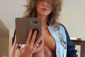 Războiul VEDETELOR GOALE. S-au „bătut” NUD pe INTERNET pentru LIKEURI. Anna Lesko şi Alexandra Stan au sucit minţile fanilor