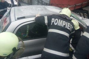 Circulatie blocata intre Timisoara si Caransebes, din cauza unui accident grav. O femeie a murit 
