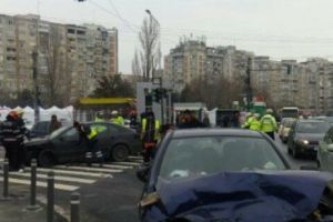 ACCIDENT RUTIER în CAPITALĂ. PATRU RĂNIȚI după ce un ȘOFER a trecut pe ROȘU 