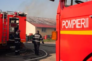 Incendiu puternic la un depozit de vopsele, langa Timisoara