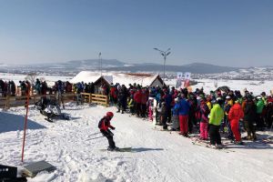 Lume multă şi duminică pe Pârtia Cocoş. FOTO-VIDEO din Wonderland