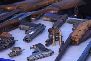Poliţiştii au confiscat 143 de arme şi au anulat peste 500 de permise de port-armă de la începutul anului