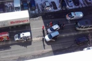 Accident pe Bulevardul Muncii. Două autoturisme s-au lovit chiar pe linia de tramvai FOTO