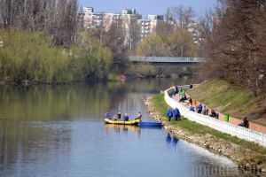 Voluntari străini îi invită pe orădeni la curăţenie pe malurile Crişului