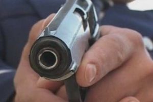 Scandal ca-n filme cu focuri de armă, ameninţări cu moartea şi incendierea unei locuinţe la Ciugud: ”Îţi trag eu două că eu am făcut puşcărie şi nu mi-e frică, vă omor pe amândoi”