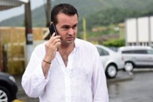 Alo, spitalul lu’ mama? Sunt eu, dictatorul. Ma predau. E careva de garda?