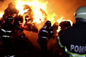 Două locuinţe din Mihăeşti şi Păuşeşti-Otăsău, cuprinse de flăcări
