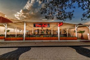 Planuri mari ale firmei Teo Doi SRL. Spatiu comercial situat in zona Cazinoului din Mamaia, extins pe verticala (document)