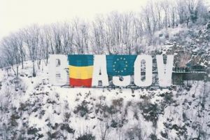 Un steag UE a fost arborat peste literele „BRAȘOV“ de pe Tâmpa