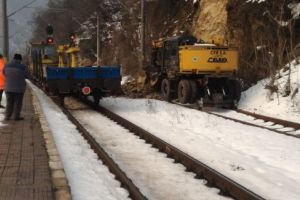 Trenuri oprite la Baile Herculane dupa ce mai multi bolovani au cazut pe calea ferata