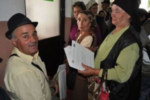 Foarte puţini bătrâni din judeţ au fost de acord să le cedeze pământul tinerilor să îl lucreze