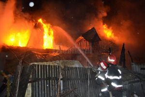 Pompierii au intervenit pentru stingerea a 11 incendii, în doar 24 de ore