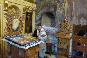 Duhovnicul şi penitentul în scaunul mărturisirii