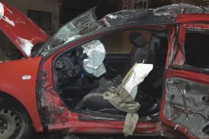 Accident violent pe o stradă din Suceava, cu o maşină condusă ca la cursele de viteză