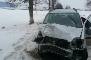 Accidente cu patru răniţi, după ce o maşină a intrat într-un copac, iar alta a acroşat ...