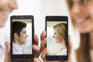 Un român din trei foloseşte aplicaţii de dating, iar peste 40% recunosc că flirtează prin intermediul smartphone-ului