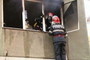 Incendiu în centrul municipiului Satu Mare. Apartament cuprins de flăcări
