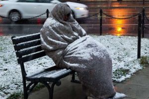 Adolescent, de 16 ani, salvat de la îngheţ de poliţiştii locali