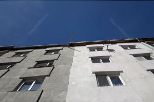 Inovaţie urbanistică pe o stradă din Bistriţa. Apa de pe un bloc se scurge în capul trecătorilor (FOTO-VIDEO)