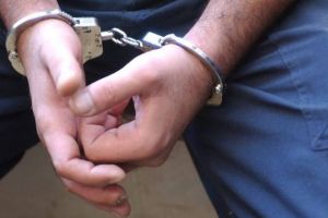 Tânăr pus pe scandal reţinut de poliţiştii din Cugir – A intrat peste o familie din oraş distrugând uşa şi ameninţând cu moartea