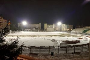 Suporterii ASU Poli Timişoara, chemaţi să cureţe zăpada de pe gazon înaintea meciului