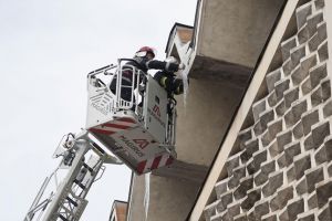 Interventii ale pompierilor pentru indepartarea pericolului de pe acoperisuri, la Timisoara