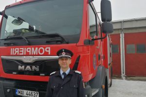 Pompier aflat în timpul liber, sare în ajutorul unor persoane ameninţate de furia focului