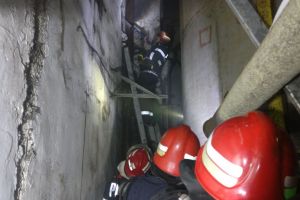 Incendiu la o cladire din zona industriala a municipiului Tulcea. Pompierii au intervenit pentru stingerea flacarilor (galerie foto)