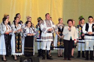 Cântecul şi jocul popular  oferite în dar femeilor din comuna Deda