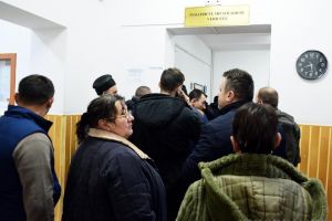 Afară, că zugrăvim! 