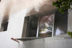 Incendiu in Ploiesti, pe strada Aleea Ciucului! O tanara de 15 ani a lesinat dupa ce a ramas blocata in apartament