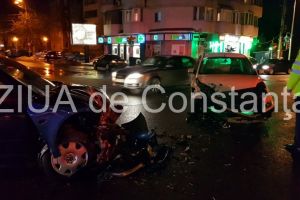 Imagini de la eveniment.  Accident rutier in Constanta, in apropiere de Spitalul Judetean de Urgenta. Doua masini implicate