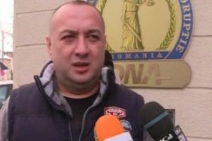 Leo de la Strehaia a fost reţinut, fiul său e căutat de poliţie: Leo va fi dus în faţa judecătorilor cu mandat de arestare preventivă