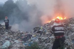 Incendiu la depozitul de deşeuri de la Măldărăşti