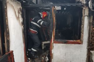 Tg. Ocna: Se continuă ancheta în cazul celor două persoane găsite cu plăgi tăiate la gât