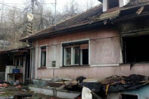 Incendiu puternic. Doi oameni au ajuns la spital, cu arsuri pe aproape 25% din suprafaţa corporală