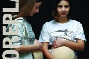 Turneul spectacolului „Foreplay”, despre mame adolescente, porneşte din Sfântu Gheorghe