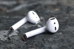 Casti pentru anularea zgomotului de la Apple, in concurenta directa cu propriul brand, Beats