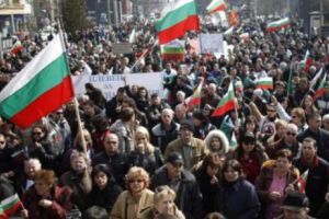 PROTESTE în BULGARIA. MII de oameni au ieşit în STRADĂ cerând ELIBERAREA DOCTORULUI care a UCIS un SPĂRGĂTOR ROM