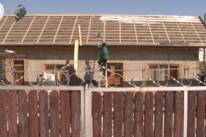 Incendiul le-a distrus acoperişul casei, iar după trei zile au avut unul nou