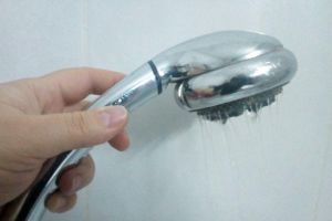 O conductă spartă a lăsat fără apă municipiul Oneşti şi mai multe comune