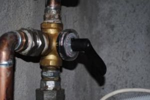 Străzi fără apă în Floreşti. Dorel ”contructorul” a închis un robinet şi i-a lăsat pe toţi fără apă