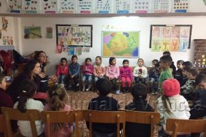 Caravana „Fiecare copil merită o poveste” ajunge în Vrancea. Peste 400 de preşcolari şi părinţii lor vor participa la ateliere de lectură