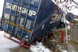 Probleme pe DJ 712 după ce un TIR s-a răsturnat în şanţ! Drumul are restricţii de tonaj