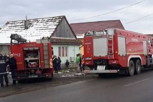 Femeie de 28 de ani, arsă pe mâini şi pe faţă în timp ce încerca să aprindă focul