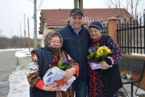 Afumaţi. Omagiu feminităţii tuturor vârstelor. Mii de flori pentru sărbătoritele zilei de 8 Martie