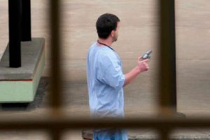 ATAC cu PISTOLUL la un LICEU din România. Un ELEV de 17 ani A TRAS într-o colegă